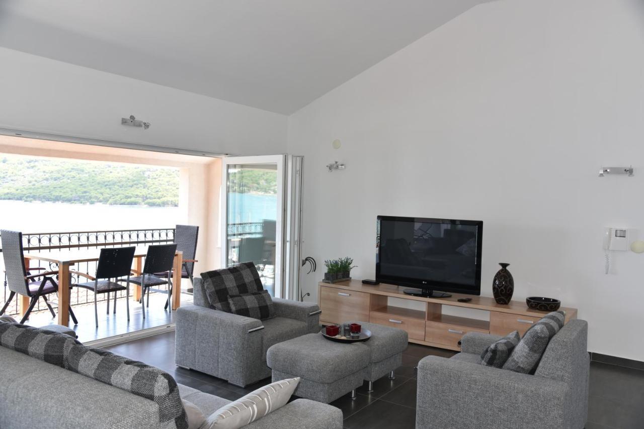 Villa Pina Appartment Chantos Tisno Exterior photo